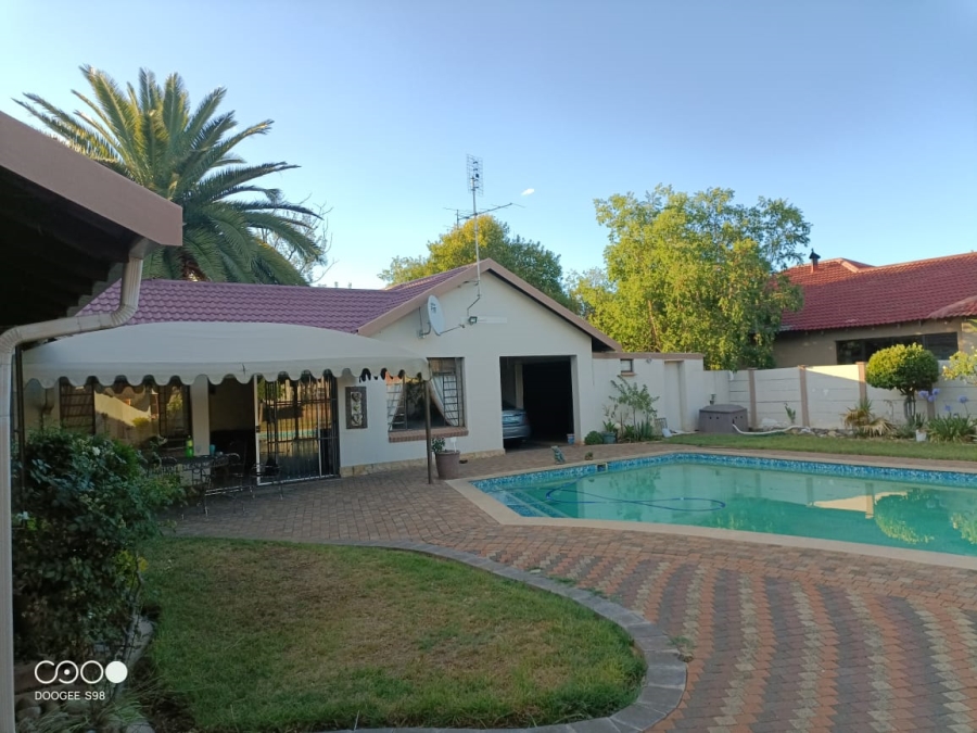 4 Bedroom Property for Sale in Langenhovenpark Free State